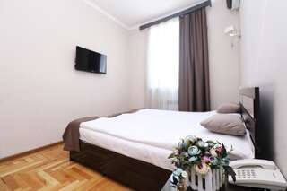 Отель Hotel Tigran Mets Yerevan Ереван Двухместный номер с 1 кроватью или 2 отдельными кроватями-4