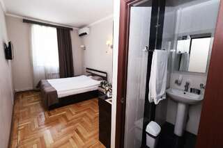 Отель Hotel Tigran Mets Yerevan Ереван Двухместный номер с 1 кроватью или 2 отдельными кроватями-7